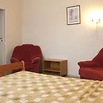 里尔莱库拉酒店 2*